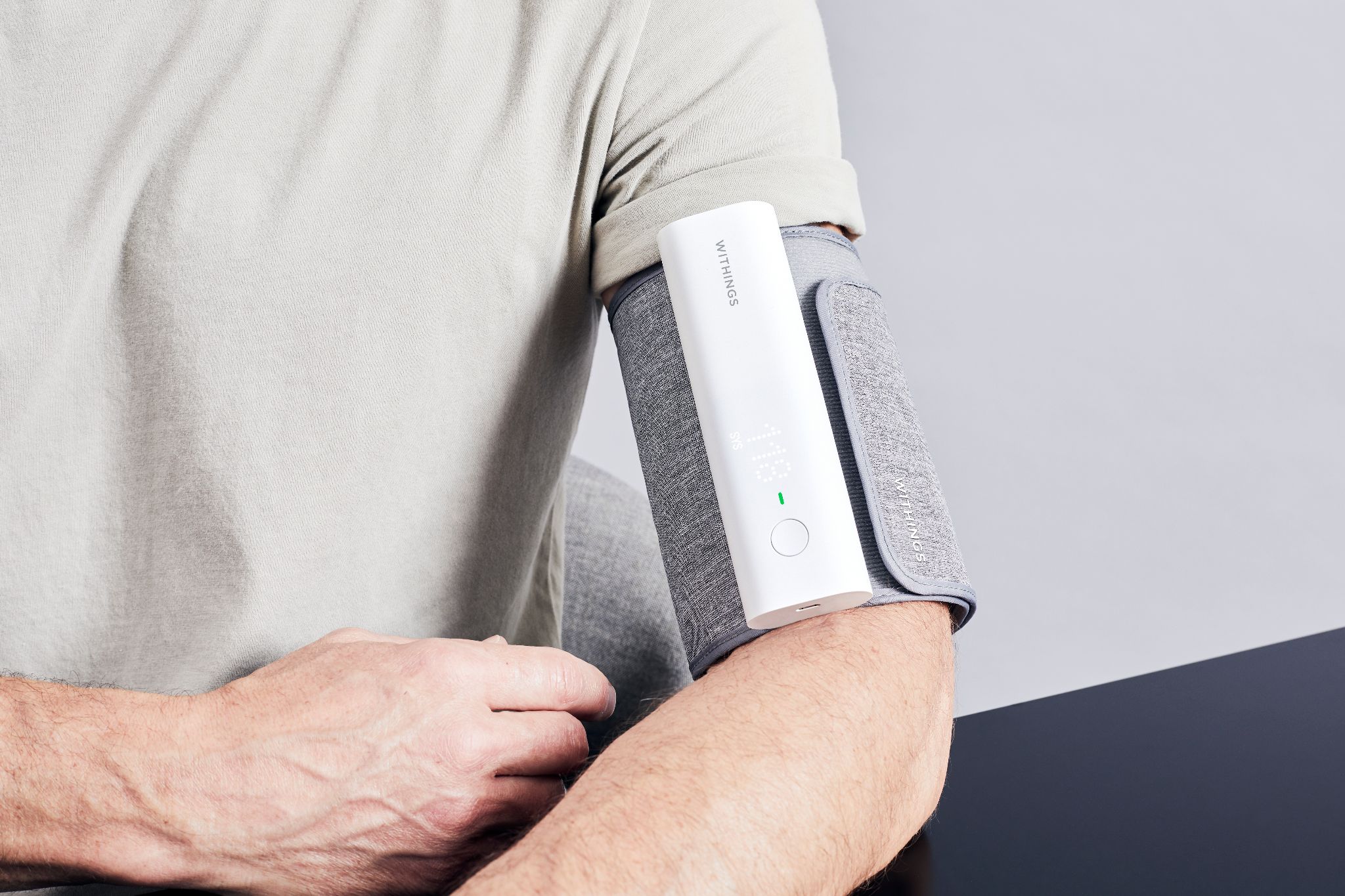 Blodtrycksmätare BPM Connect Pro på överarmen