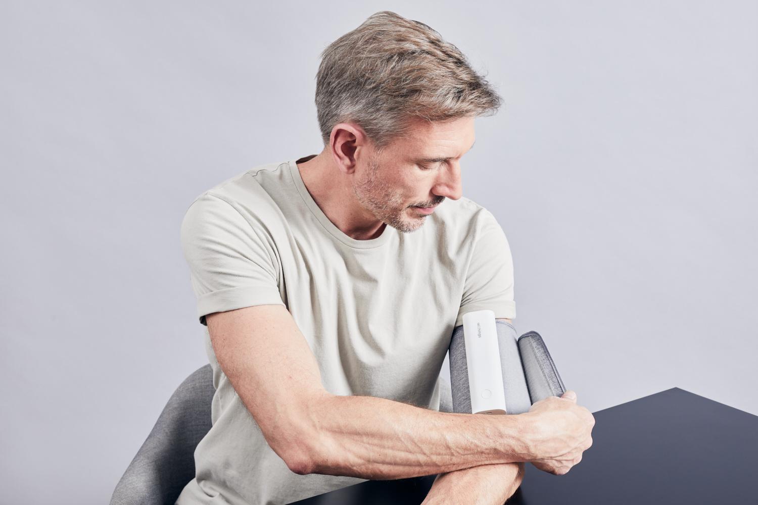 Man mäter sitt blodtryck hemma med BPM Connect Pro